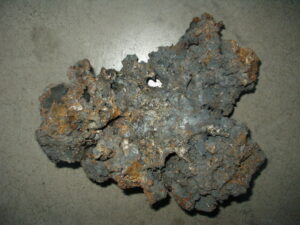 Loupe d'acier tamahagane brut — le matériau traditionnel des katana