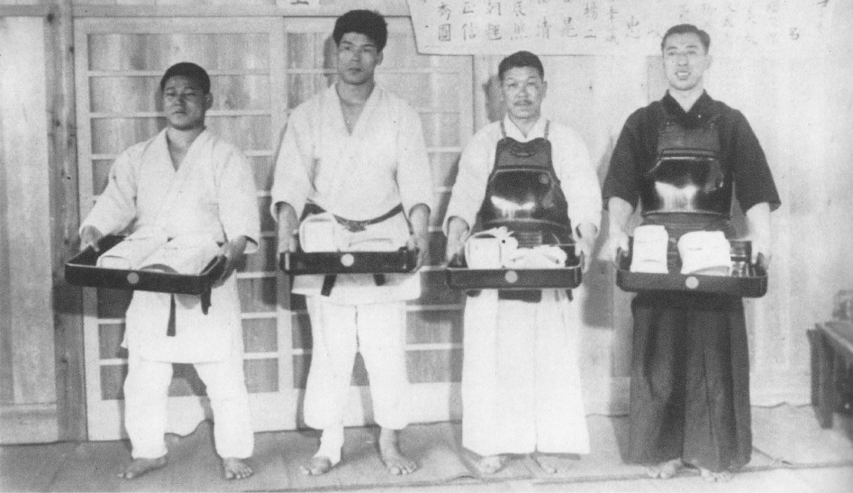 Champions de kendo en keikogi et armure bogu d'époque