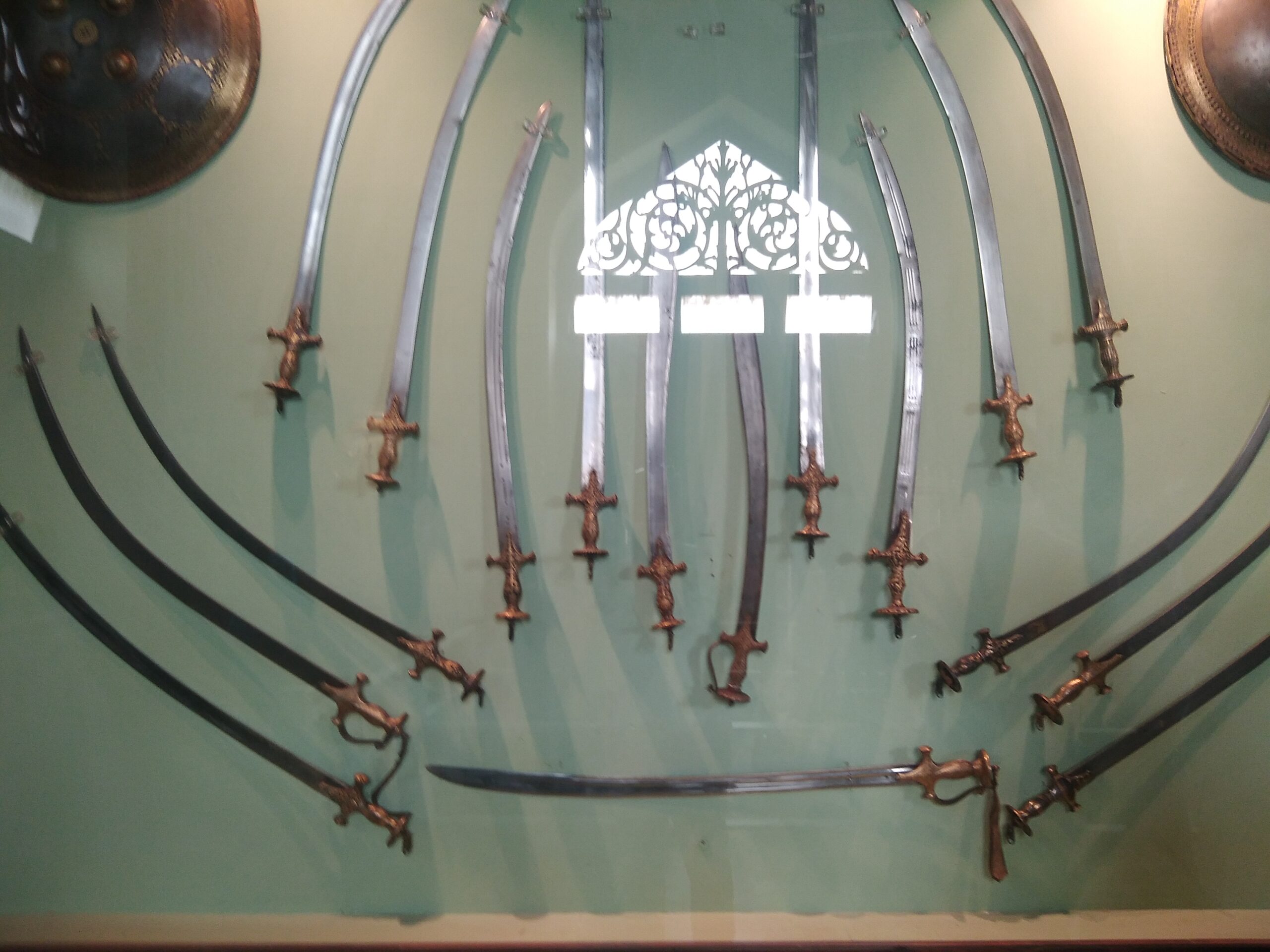 Collection de musée montrant différents types de sabres dans l'histoire